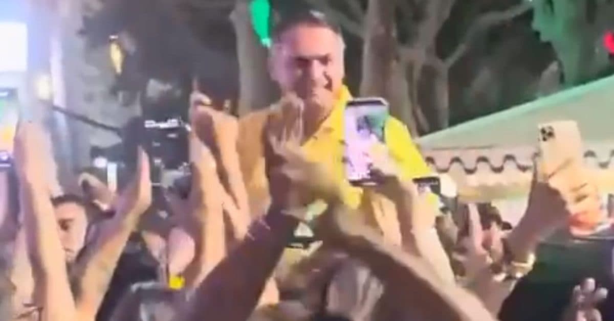 “Nos braços do povo”: Bolsonaro chega ao Rio, é recebido com festa e ovacionado por apoiadores antes de manifestação