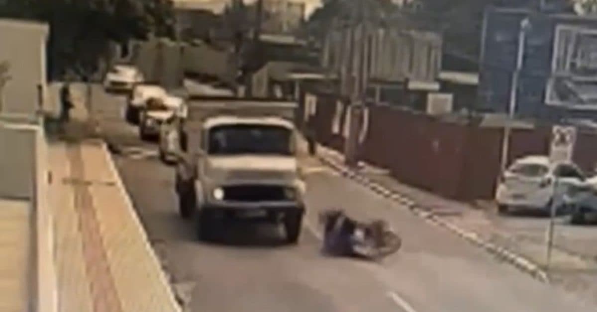 Imagens impressionantes mostram o momento em que entregador de água morre atropelado por caminhão em Itajaí