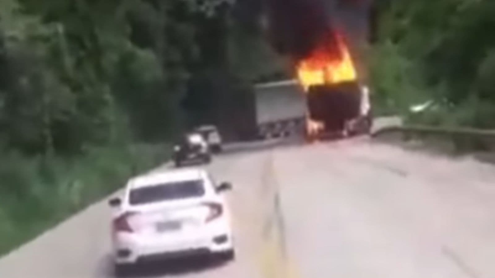 Carreta pega fogo, mobiliza bombeiros e bloqueia parcialmente a SC-418 na Serra Dona Francisca