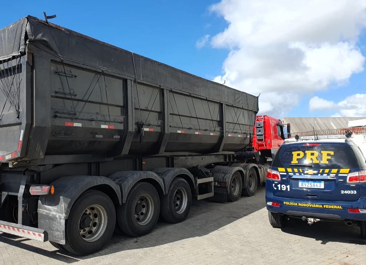 Mais de 26 toneladas de excesso são flagradas em carreta na BR-101