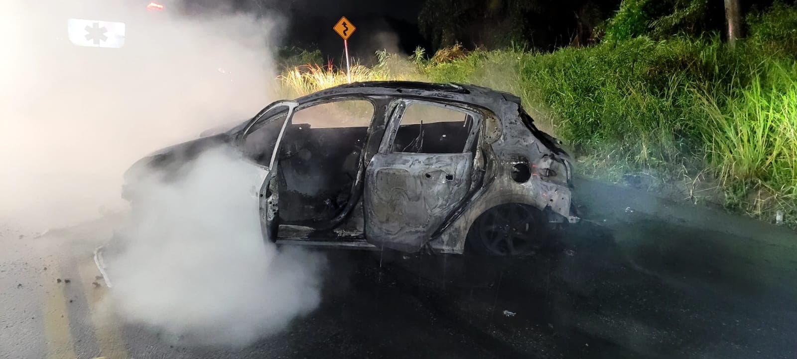 Carro é destruído pelo fogo em área íngreme de Bombinhas