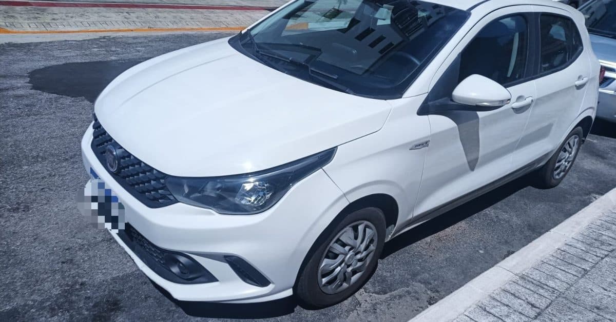 Homem em situação de rua é preso após roubo de carro com garrafa quebrada em BC