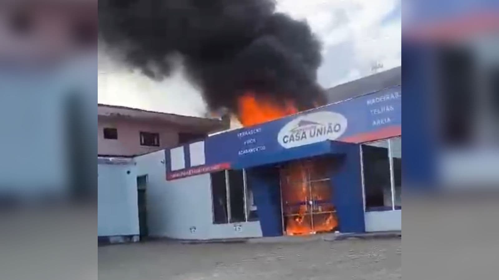 Incêndio de grandes proporções destrói empresa de materiais de construção em Garuva
