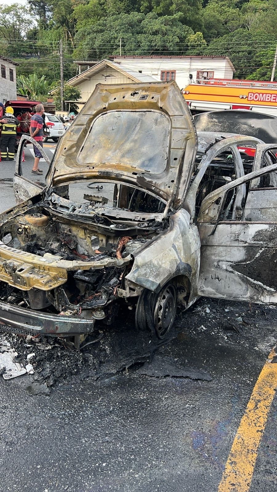 Carro pega fogo após motorista notar fumaça saindo do capô em Blumenau