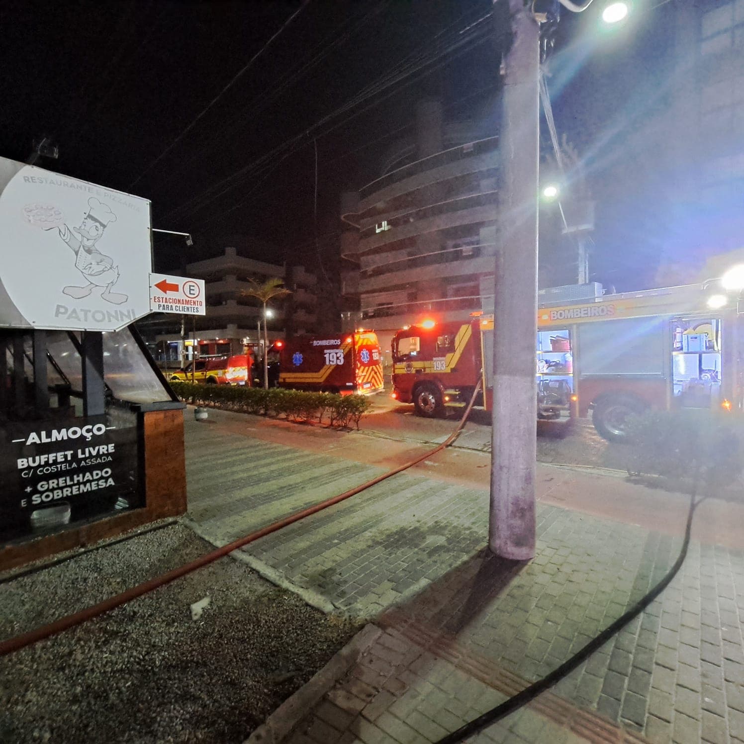 Fogo devasta cozinha de restaurante em Bombinhas e mobiliza bombeiros