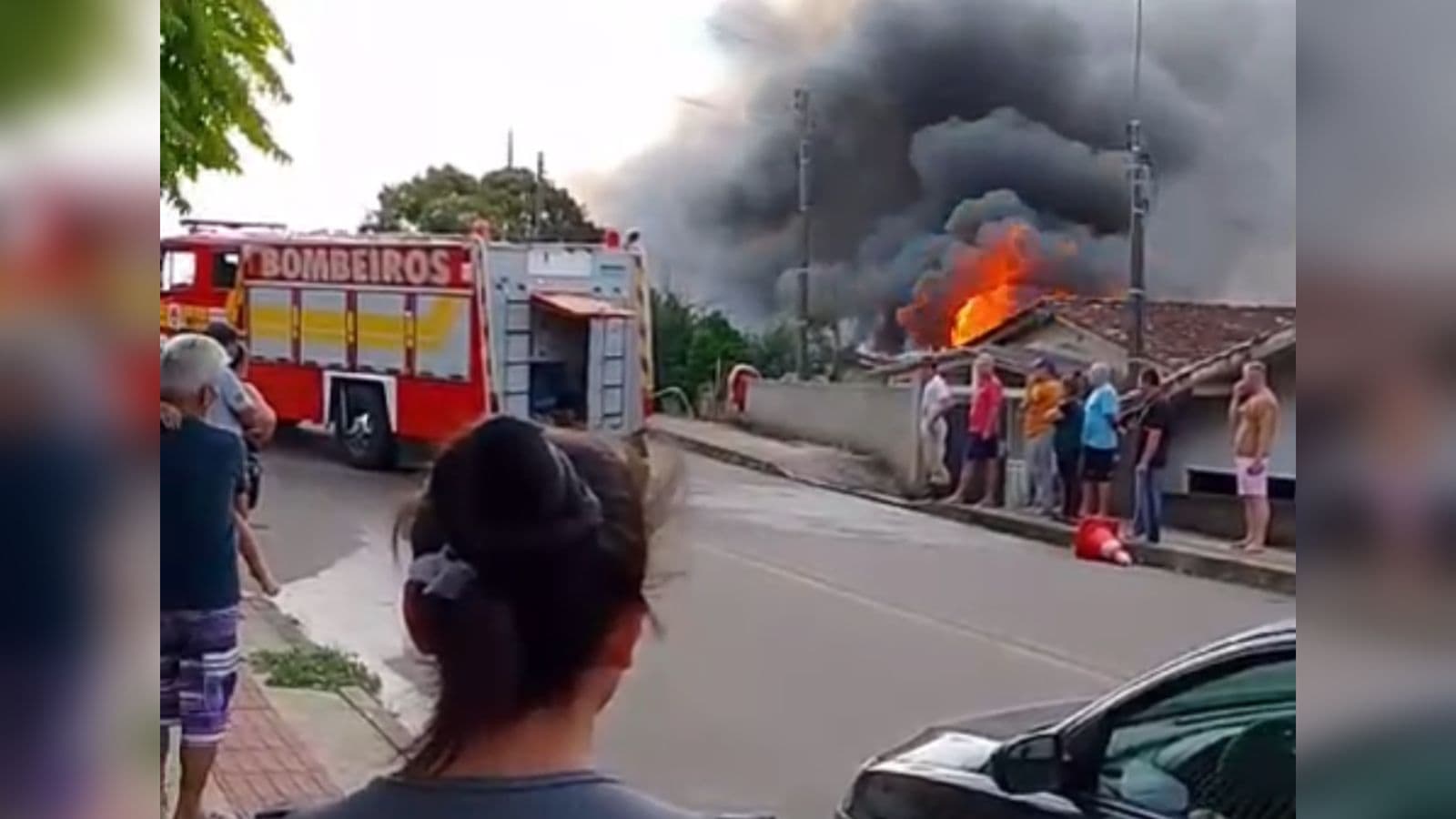 Criança morre em incêndio após se esconder no banheiro; vizinhos tentaram socorrer