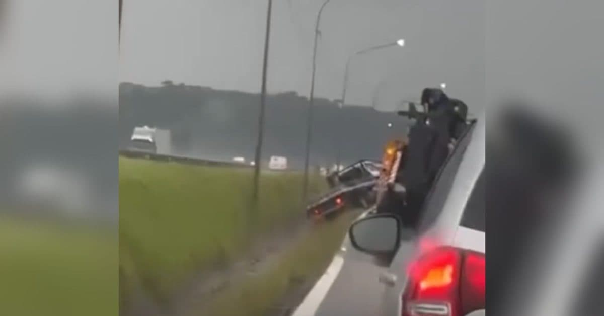 Motorista cai com veículo em vala na marginal da BR-101 em Tijucas