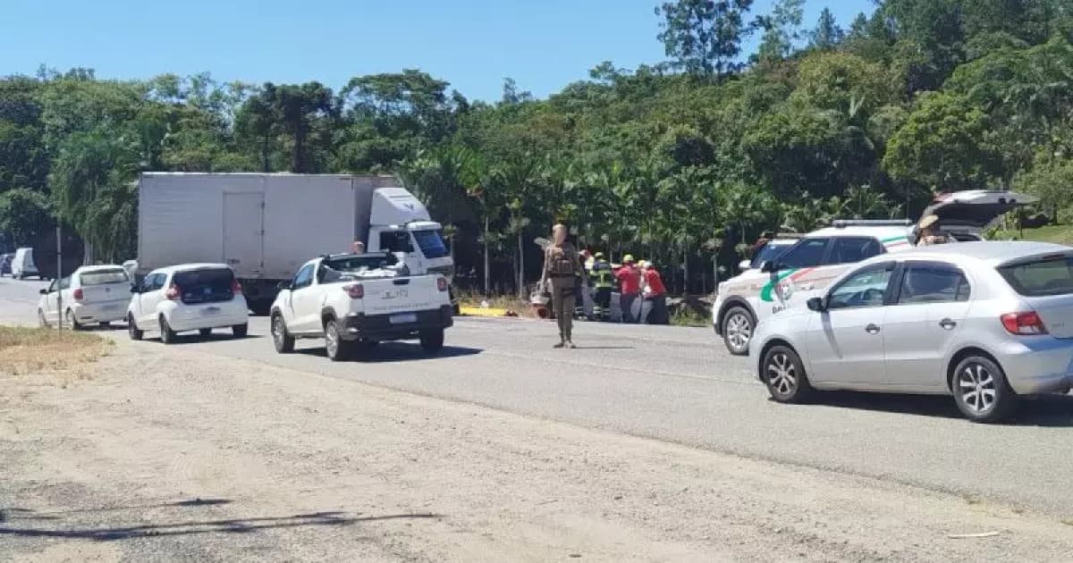 Acidente entre carro e caminhão deixa um morto e feridos na SC-108