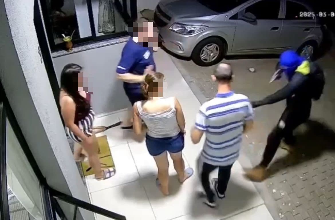Família é aterrorizada por criminoso armado e tem carro roubado na porta de casa 