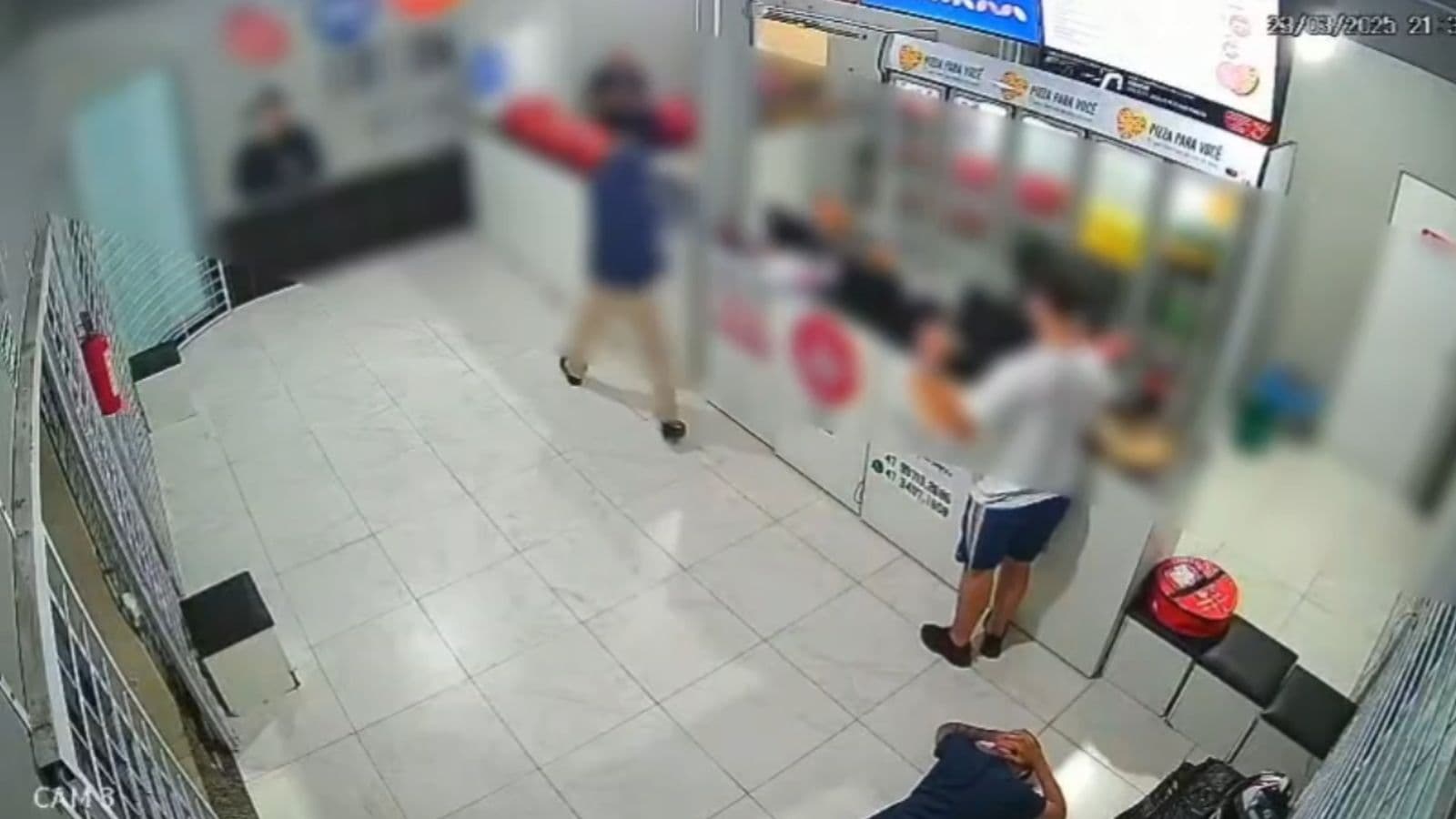 Bandidos encapuzados invadem pizzaria e rendem funcionários com arma de fogo em SC