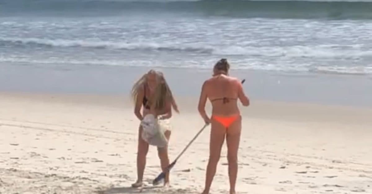 Turistas argentinas dão exemplo e limpam praia em Florianópolis