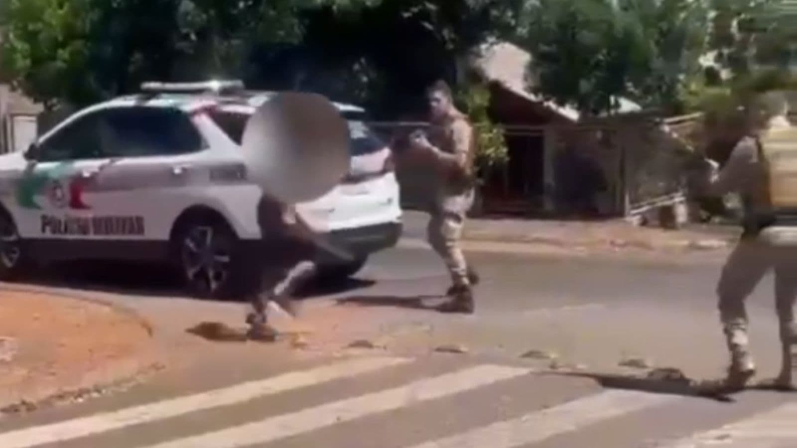 Homem com facão pega mulher pelo pescoço e se dá mal com a PM em Santa Catarina