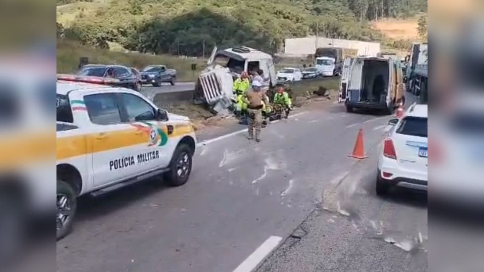 Carreta tomba e deixa motorista em estado grave na BR-101 em Penha