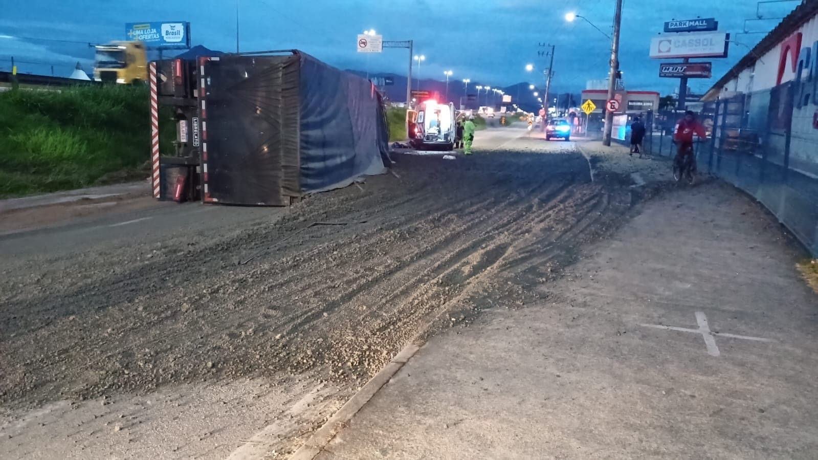 Caminhão tomba e bloqueia via marginal da BR-101 em Palhoça