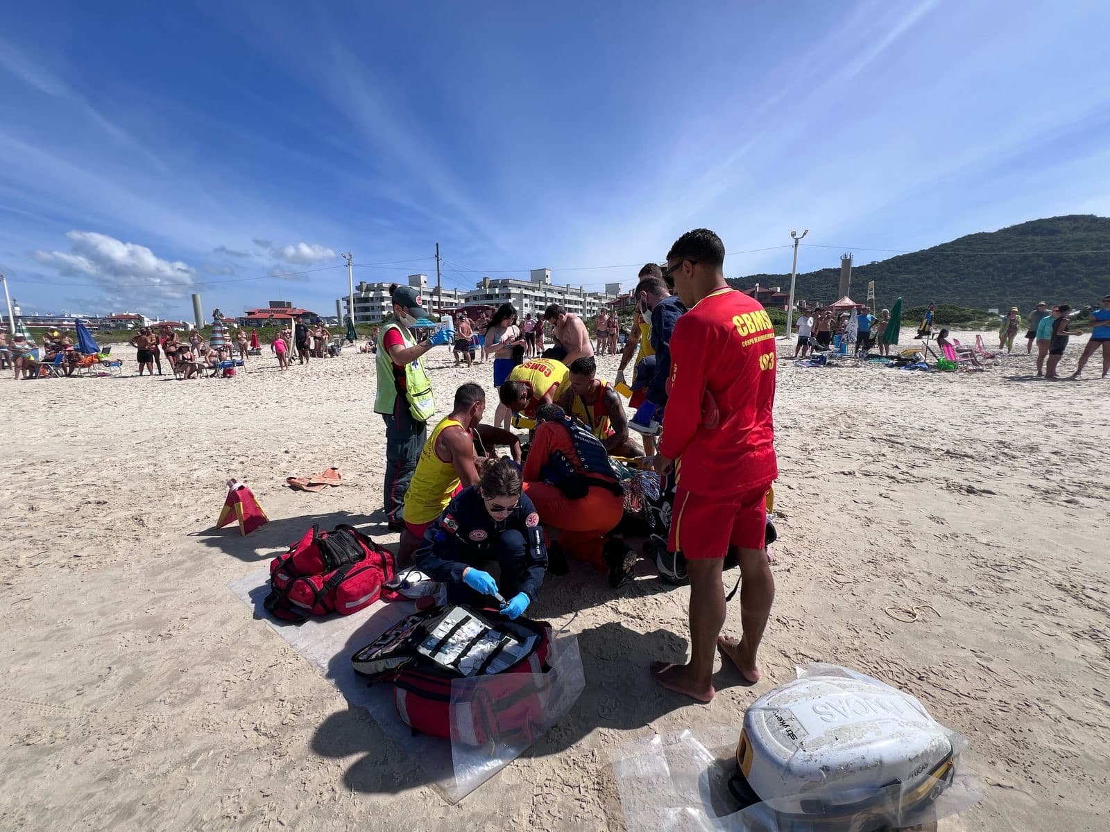 Idoso sofre afogamento grave e é salvo por helicóptero na Praia dos Ingleses, em Florianópolis