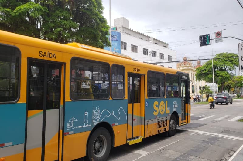 Motoristas protestam por salários atrasados e travam terminais em Itajaí