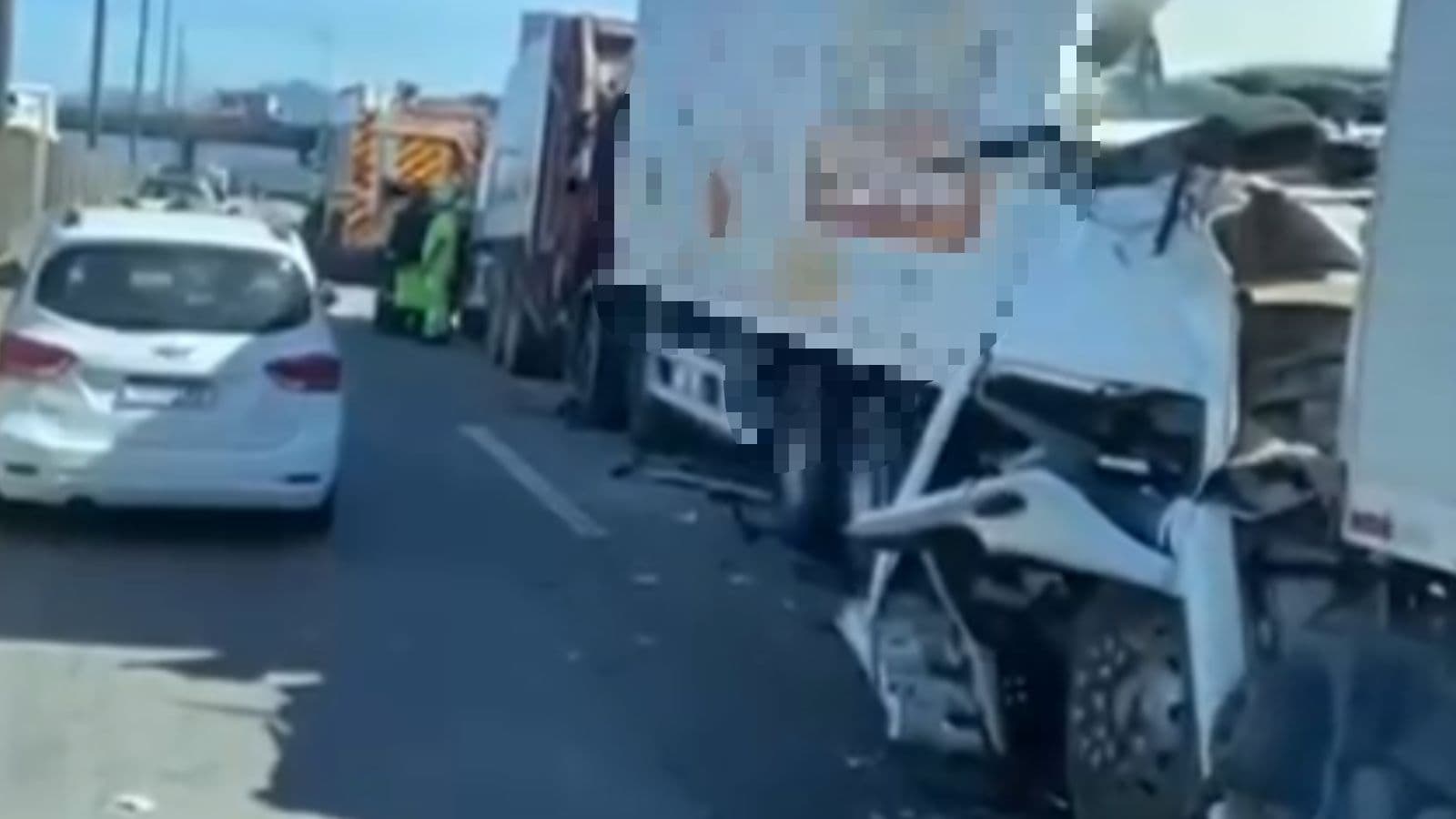 Caminhoneiro morre prensado durante engavetamento entre caminhões na BR-101
