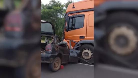 Motorista morre após carro ficar preso embaixo de caminhão em grave acidente na BR-282