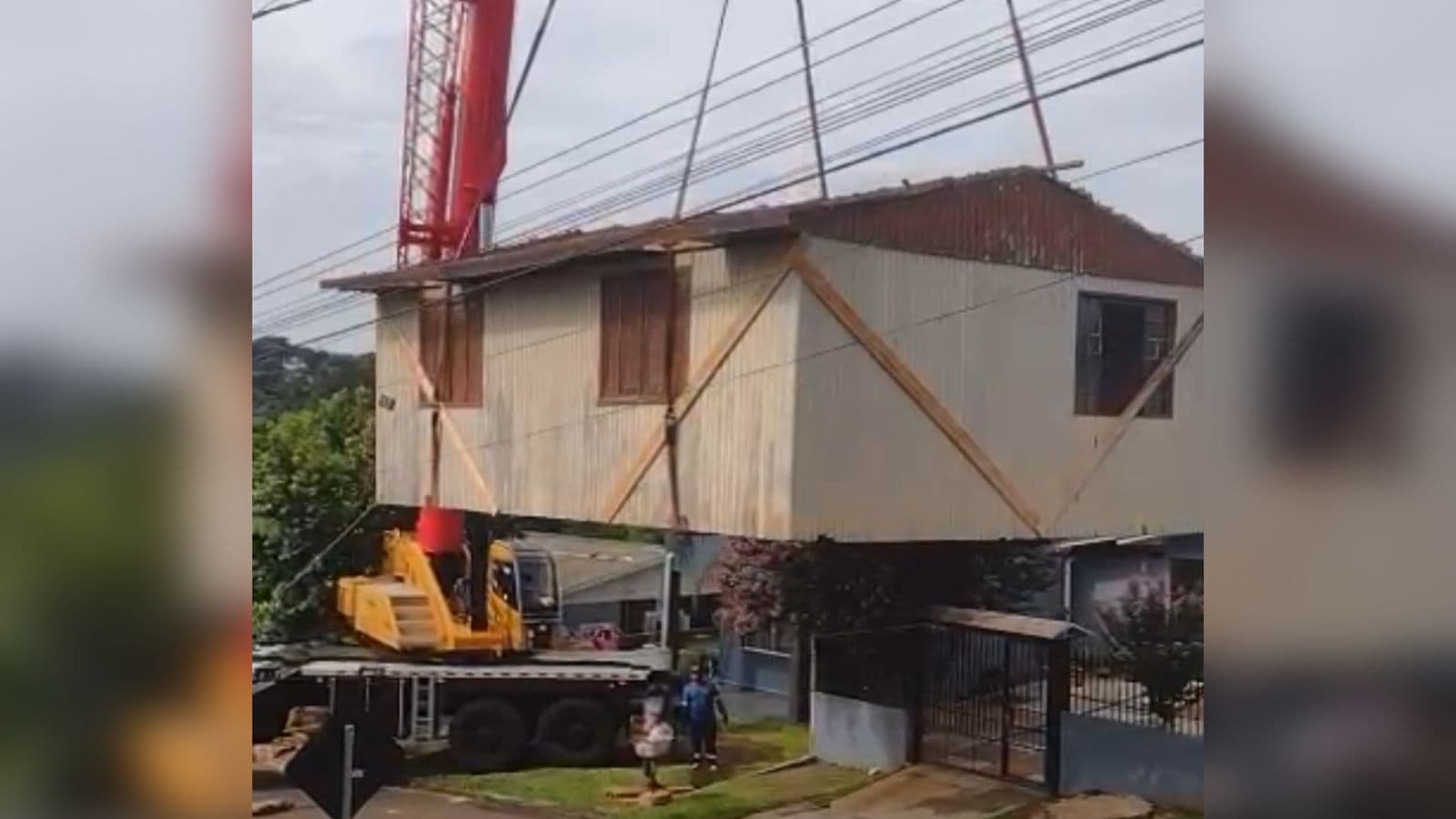 Casa é levada por guindaste e intriga moradores em cidade de SC