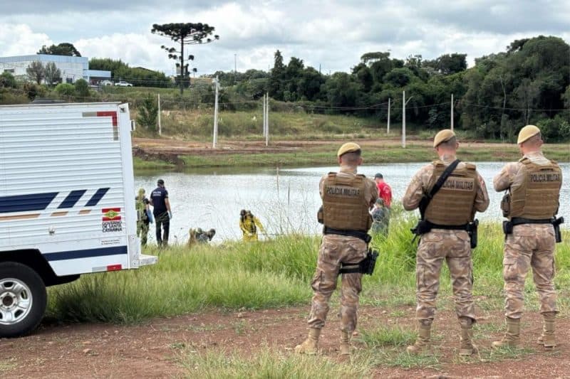 Corpo é encontrado boiando em lago e moradores acionam a polícia