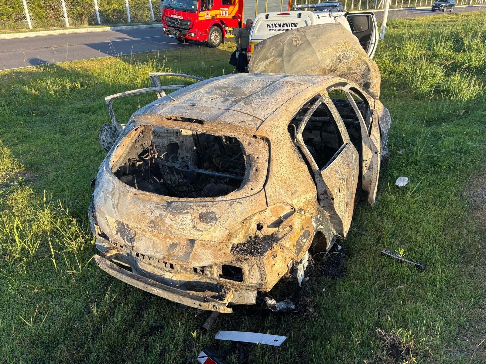 Carro pega fogo em rodovia de Florianópolis e ocupantes escapam por pouco