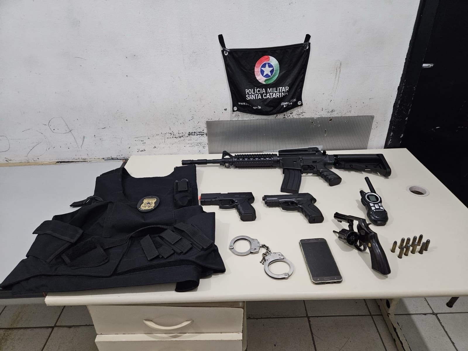 “Investigador particular” é flagrado com fuzil falso, algemas e arma ilegal em Joinville