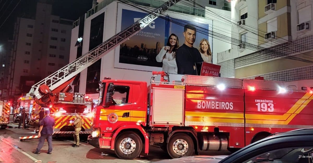 Moradora se joga da janela para fugir de incêndio em prédio de Balneário Camboriú