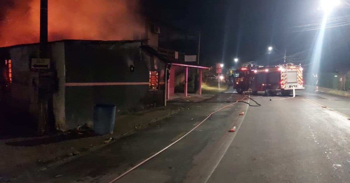 Incêndio destrói sala comercial e atinge quitinetes em Blumenau