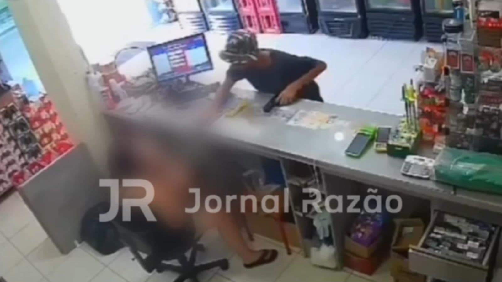 Criminoso armado rende trabalhadora e esvazia caixa de comércio em Camboriú