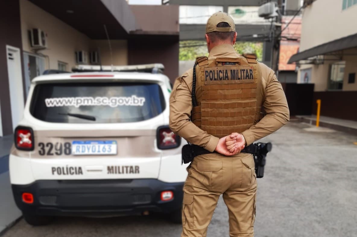 Avô é preso após oferecer bebida alcoólica para neto de 5 anos na Praia Brava, em Itajaí