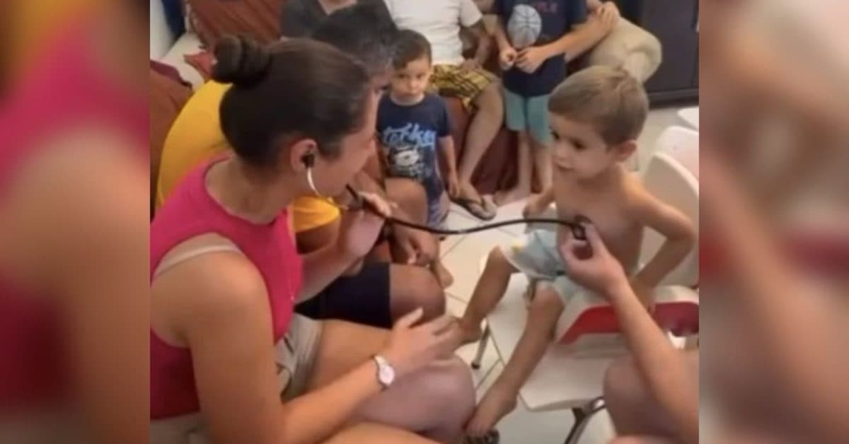 Pais de SC ouvem o coração do filho batendo no peito de outra criança após doação de órgãos