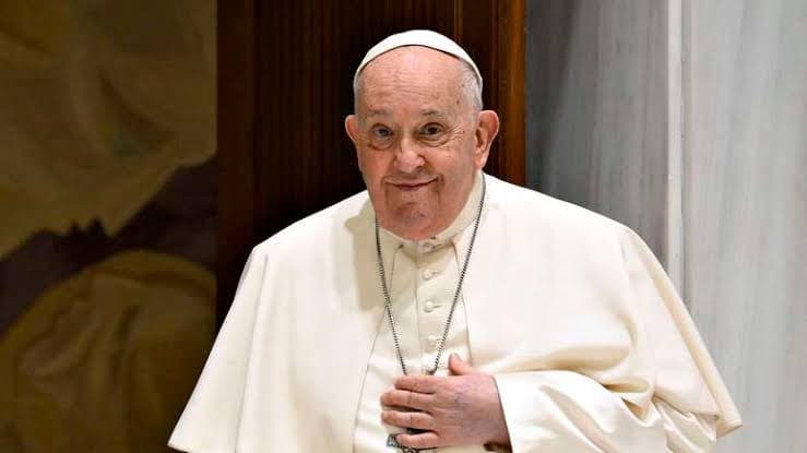 Papa Francisco apresenta melhora após crise respiratória durante internação em Roma