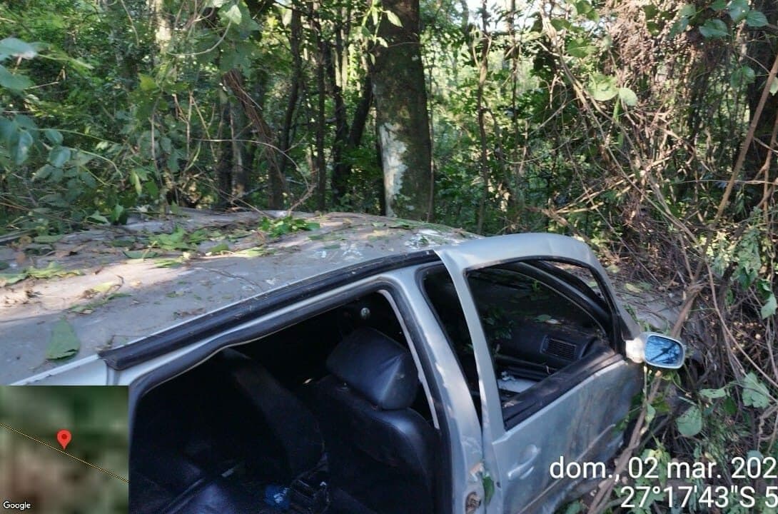 Carro capota na BR-282, mulher é arremessada para fora e morre na hora