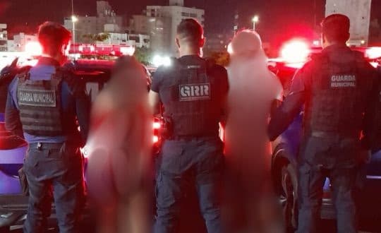 Casal foragido tenta fugir da polícia, mas é capturado após compra de drogas em Itapema