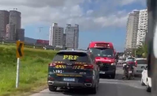 Motociclista fica gravemente ferido após ter perna quebrada em acidente em Itapema