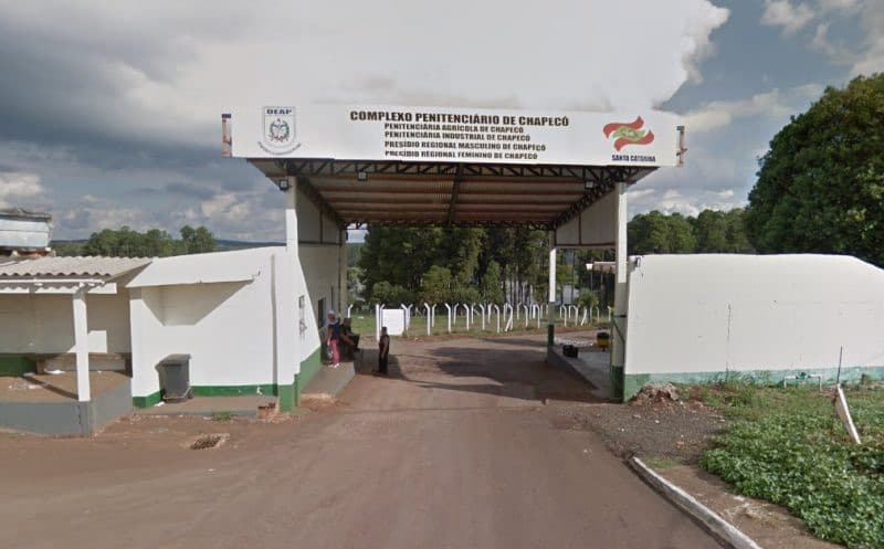 Drogas no sutiã e na bolsa: idosa de 73 anos é detida em visita ao Presídio Regional de Chapecó