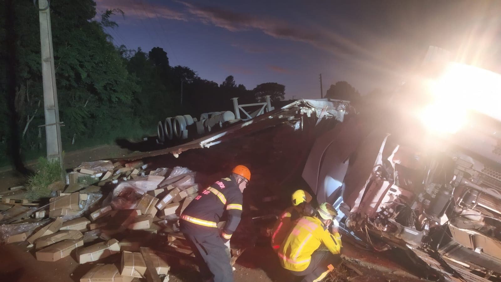 Motorista é esmagado e morre após carreta capotar em rodovia de SC