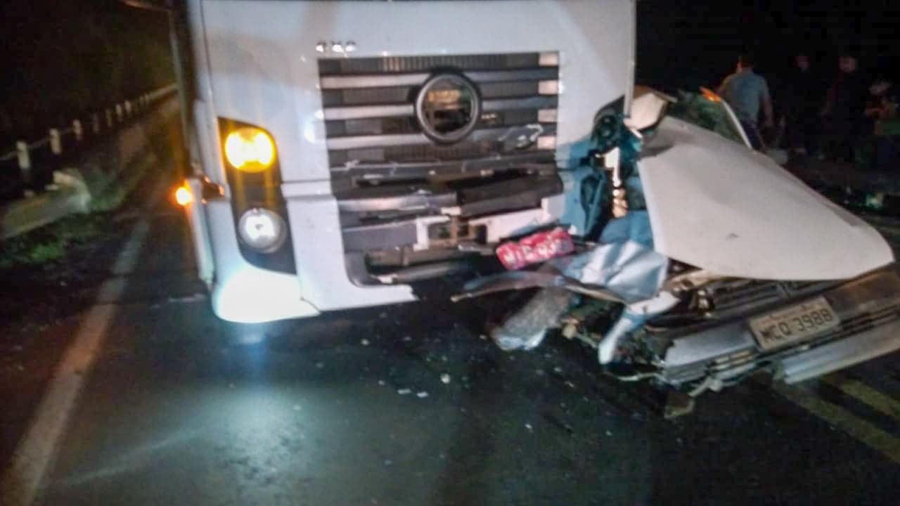 Motorista fica preso às ferragens após colisão entre carro e caminhão na BR-153