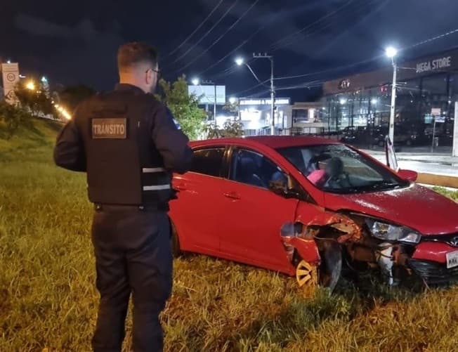 Carro aquaplana e despenca em barranco na BR-101 – motorista escapa ileso