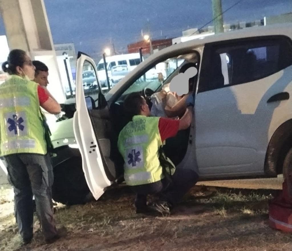 Motorista desmaia ao volante e bate em poste em Tijucas