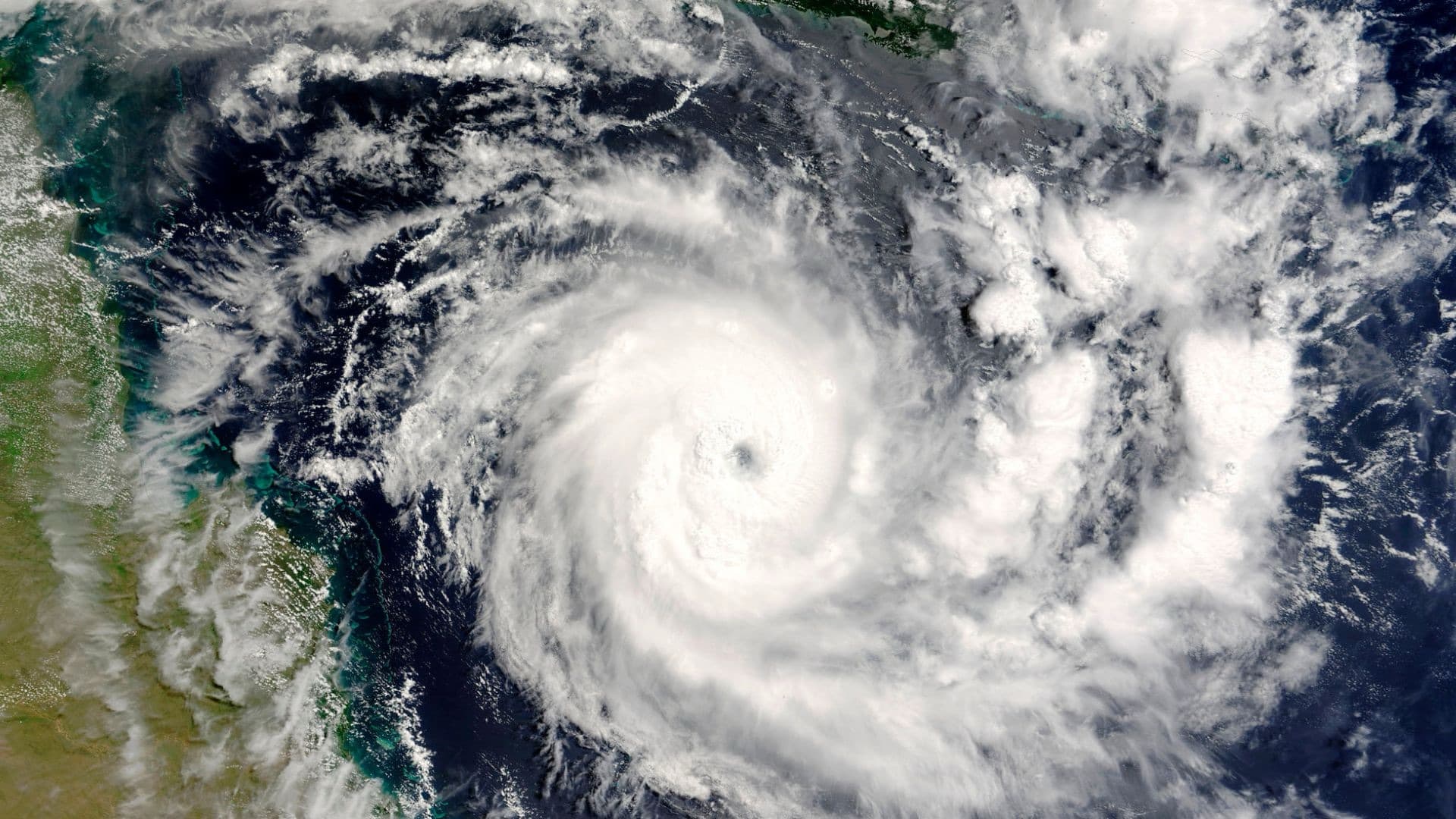 Ciclone se afasta, mas deixa estragos: chuva intensa e frio chegam ao Sul do Brasil