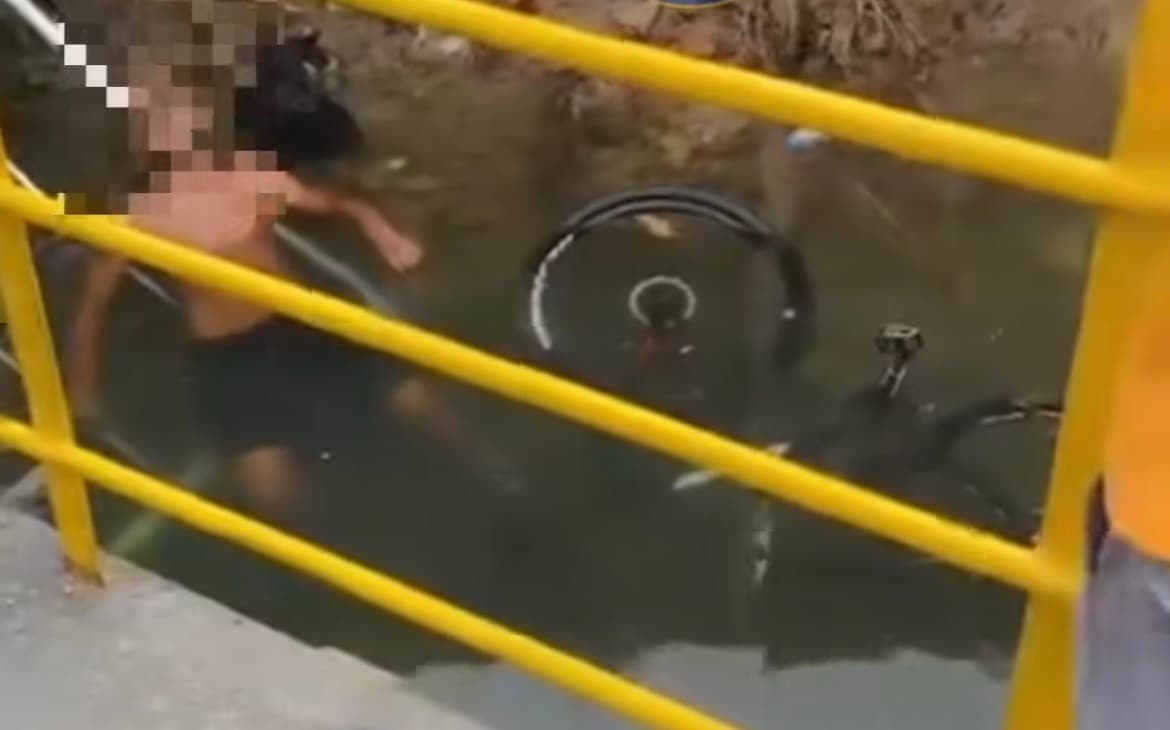 Ciclista cai de ponte em Itapema e é resgatado por populares na beira do Rio Perequê