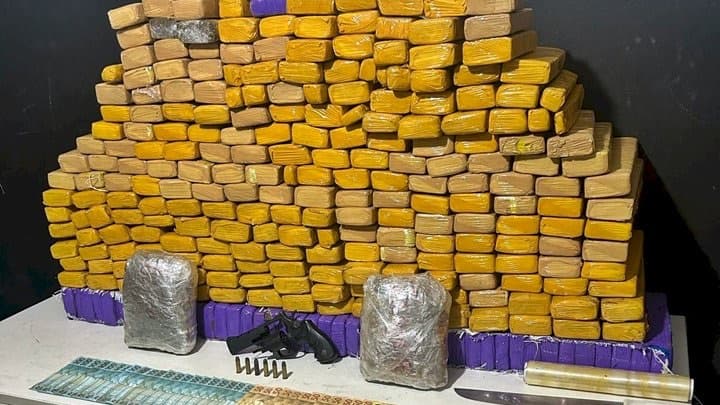 Idoso é flagrado com mais de 190 kg de maconha em casa emprestada e acaba preso em Itajaí