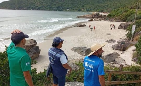 Restaurante é interditado por despejo irregular de esgoto na areia de praia em Florianópolis
