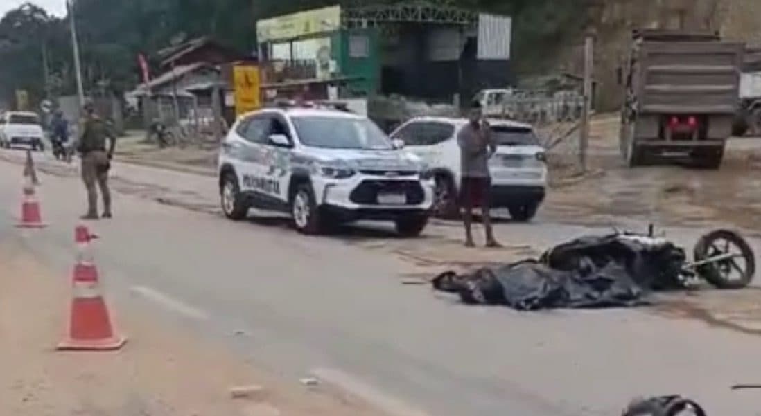Motociclista tenta ultrapassagem, perde o controle e morre atropelado por caminhão em Itajaí