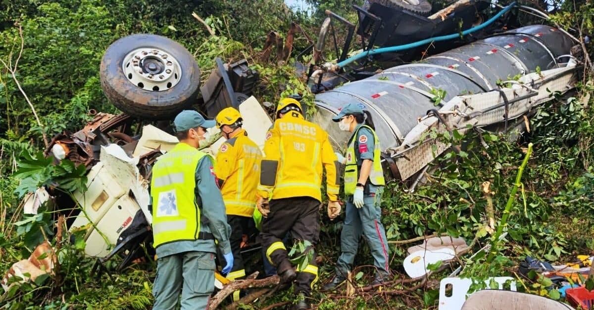 Caminhão capota em ribanceira na SC-305 e motorista morre preso às ferragens