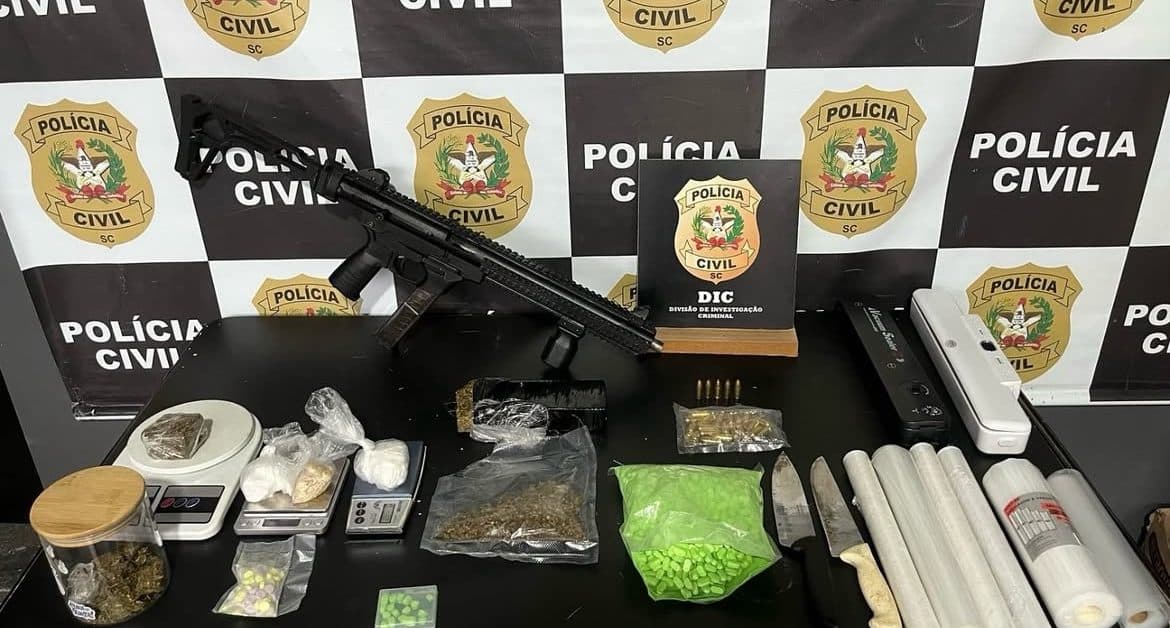 Mulher é presa com submetralhadora e arsenal de drogas em Blumenau