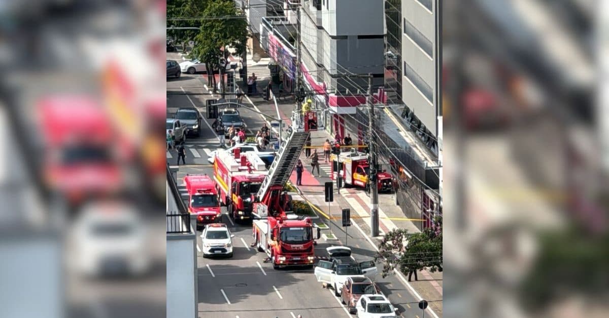 Susto e correria: Incêndio em edifício comercial obriga evacuação em Balneário Camboriú