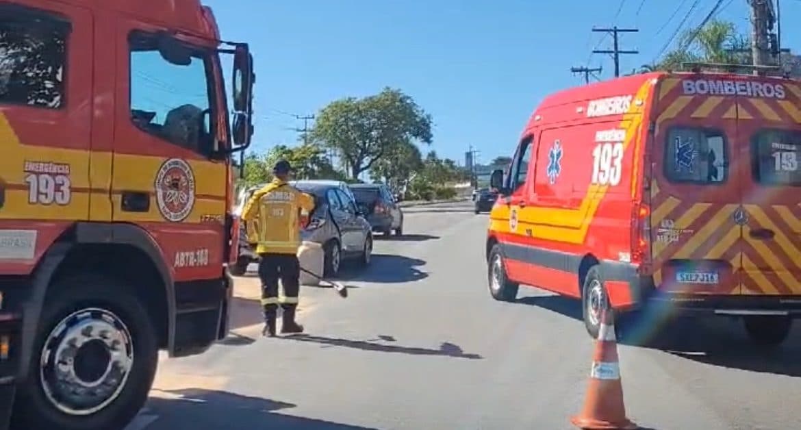 Cena de caos: mulher fica presa em carro após engavetamento violento em Florianópolis