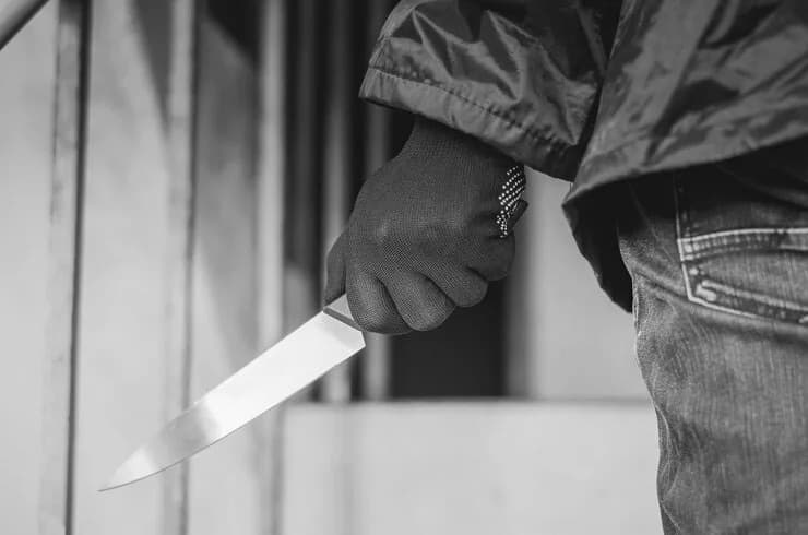 Homem ataca convidado com facão em chá de bebê e é preso ensanguentado em Criciúma